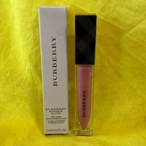 Burberry Kisses “Gloss” Wet Shine.                 No. 17 Nude Beige
